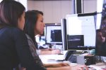 Deux femme qui travaillent devant un ordinateur