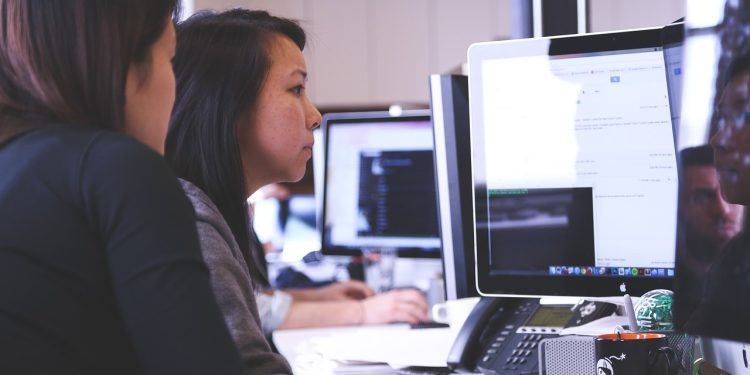 Deux femme qui travaillent devant un ordinateur