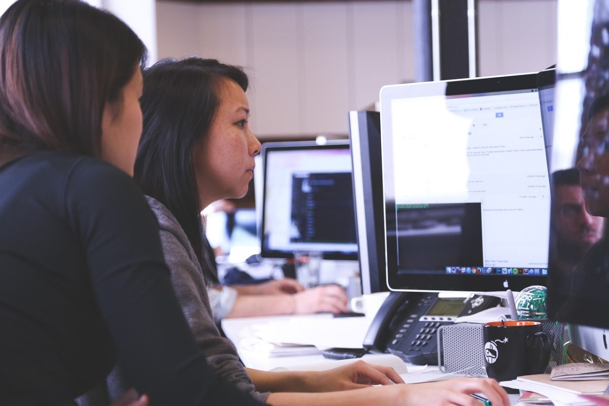 Deux femme qui travaillent devant un ordinateur
