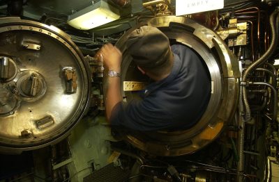 Un homme qui fait de la maintenance