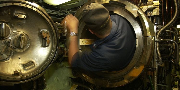 Un homme qui fait de la maintenance