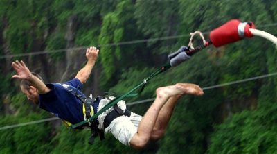 La pratique du saut à l'élastique