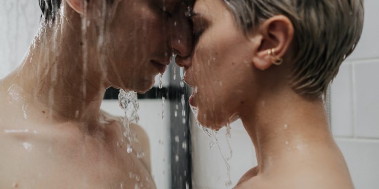 Un couple sous la douche