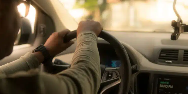 une personne au volant de sa voiture