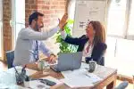 un homme et une femme contents de leur stratégie de développement