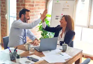 un homme et une femme contents de leur stratégie de développement