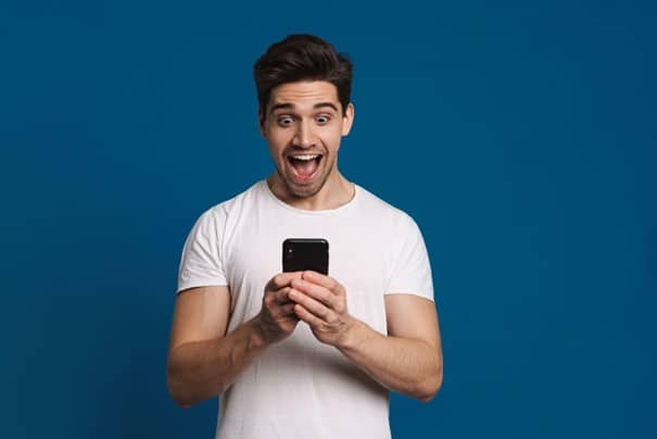 Un homme sur son smartphone