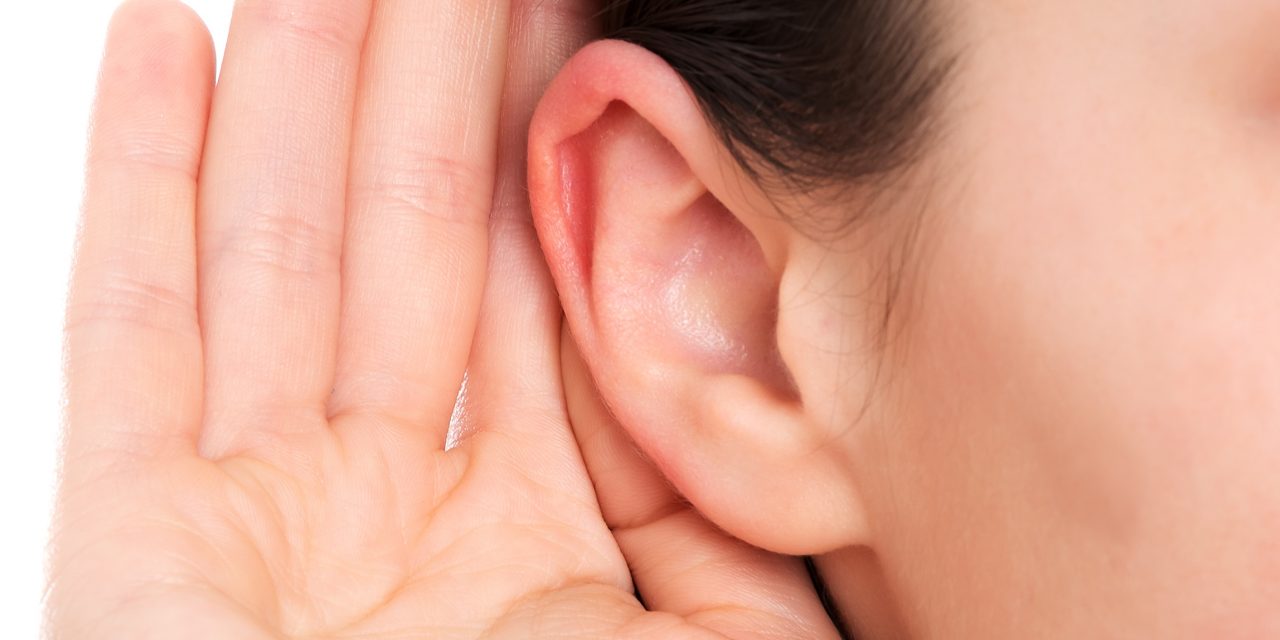 Une personne tendant l'oreille pour mieux entendre