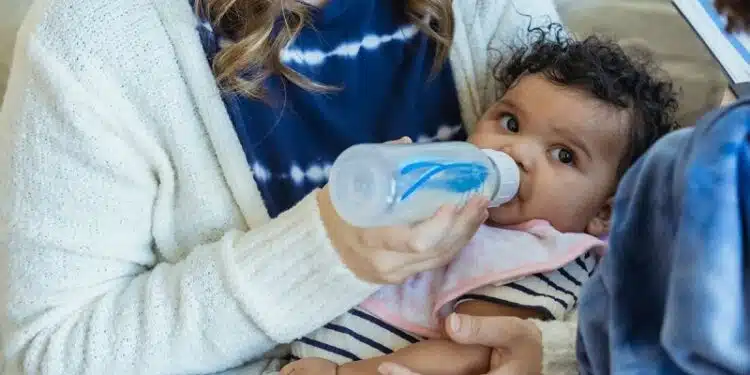 Le lait bébé et les problèmes de digestion : comment prévenir les coliques et les reflux ?