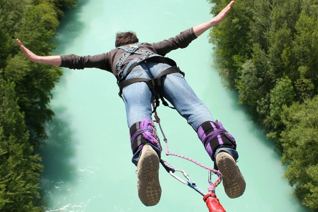 Le saut à l'élastique sur une étendue d'eau