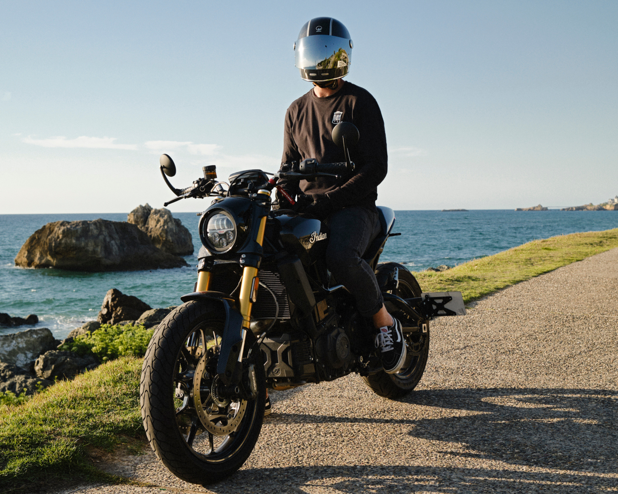 motard en bord de mer