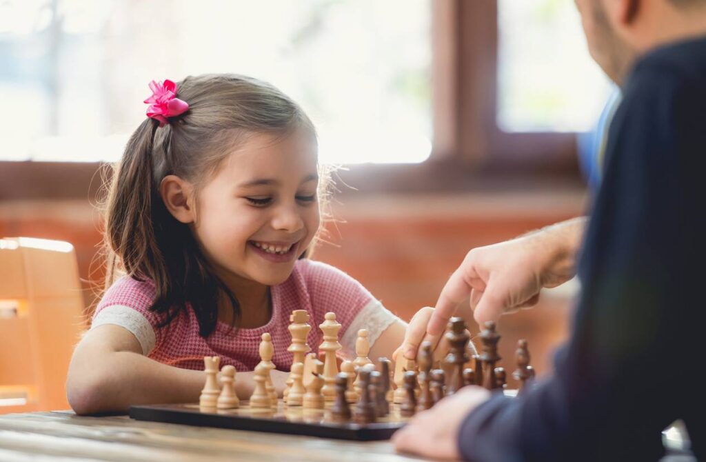 enfant qui apprend les échecs