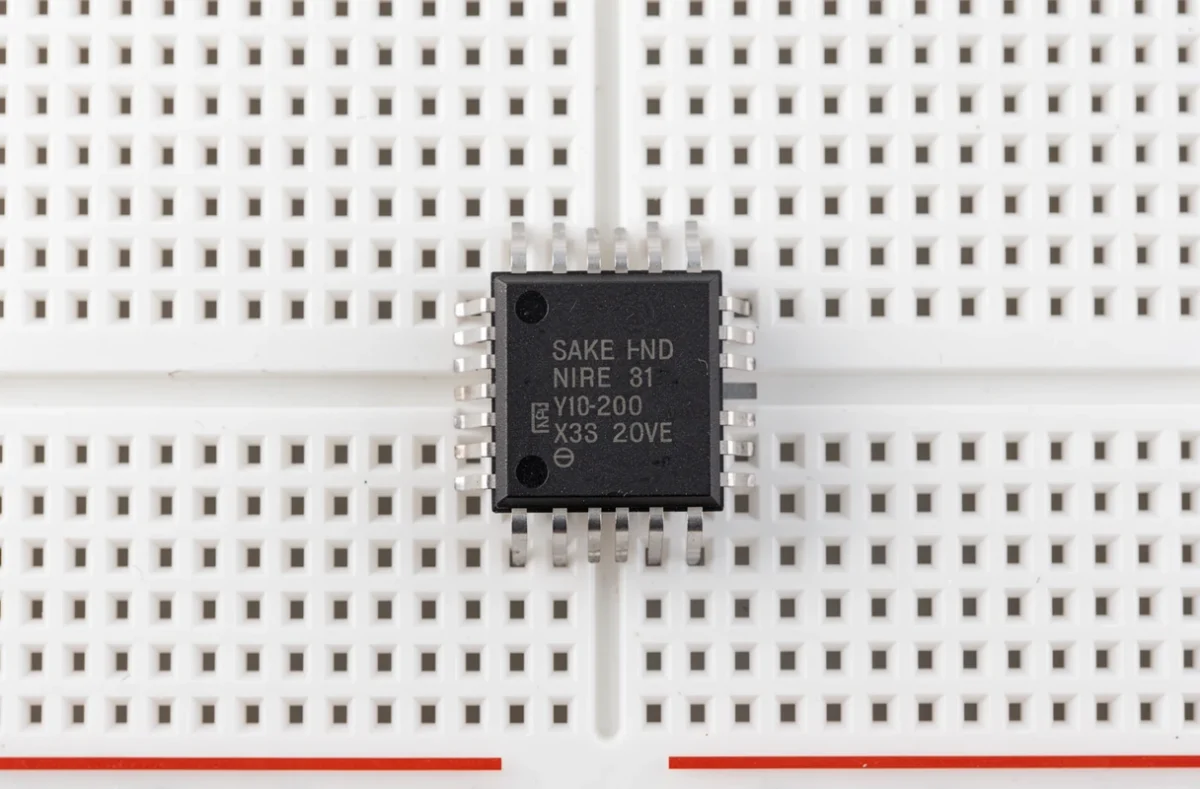 Circuit intégré DIP avec son encoche sur une plaque d'essai