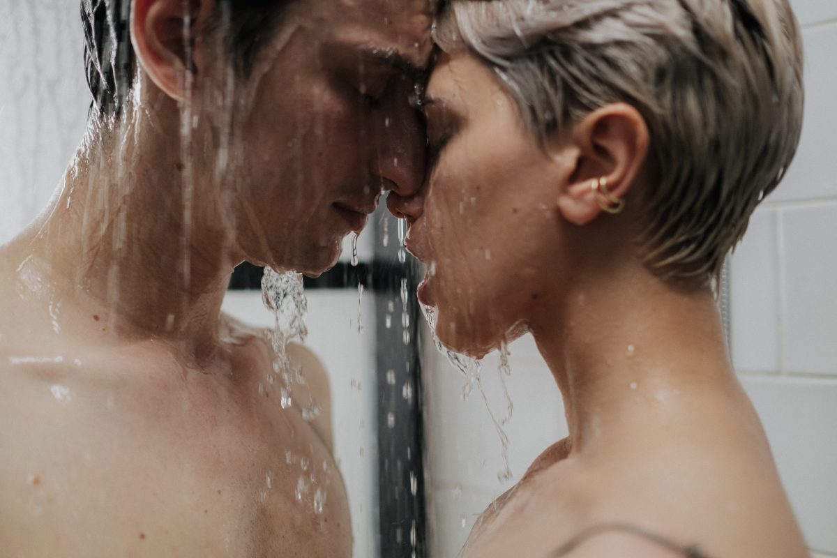 Un couple sous la douche