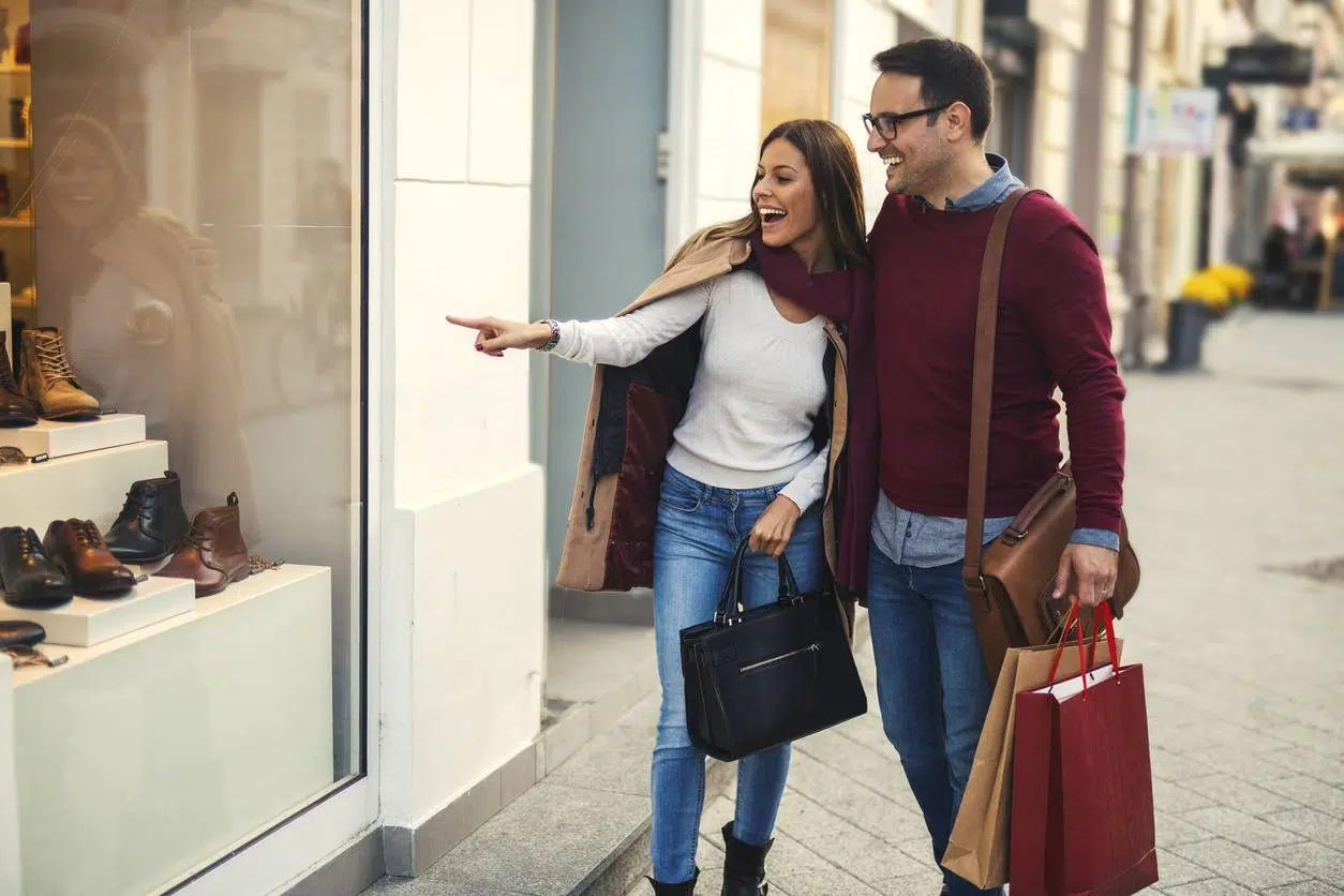 Couple en mode shopping