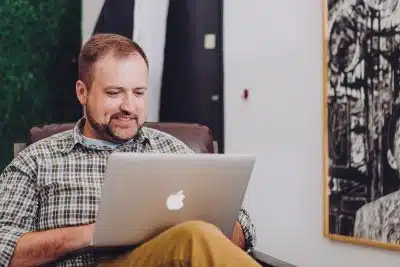 un homme sur son Macbook