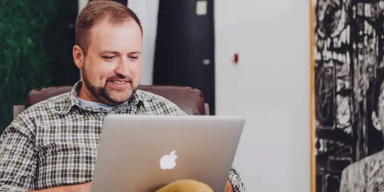 un homme sur son Macbook