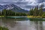 Pêcheur à la mouche en eau vive