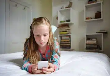 une adolescente sur son téléphone