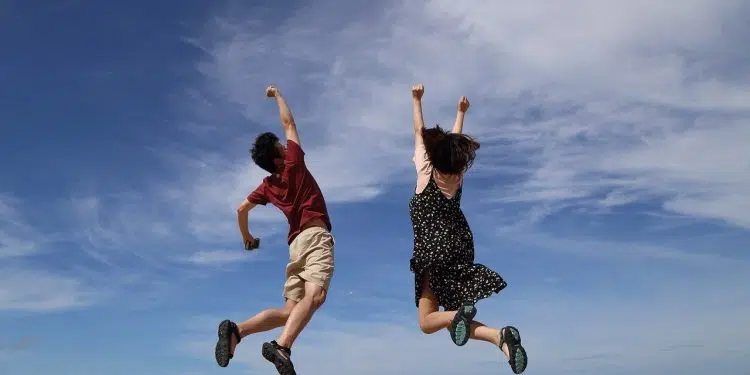 deux personnes qui sautent en l'air