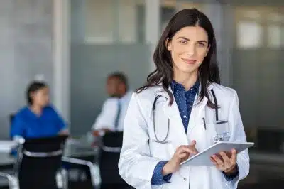 Une femme en blouse de travail