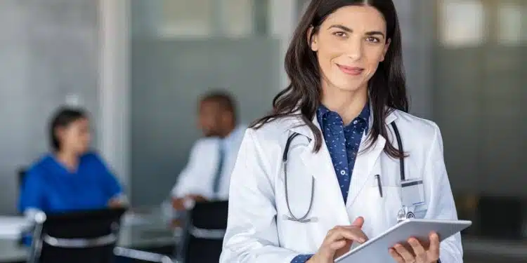 Une femme en blouse de travail